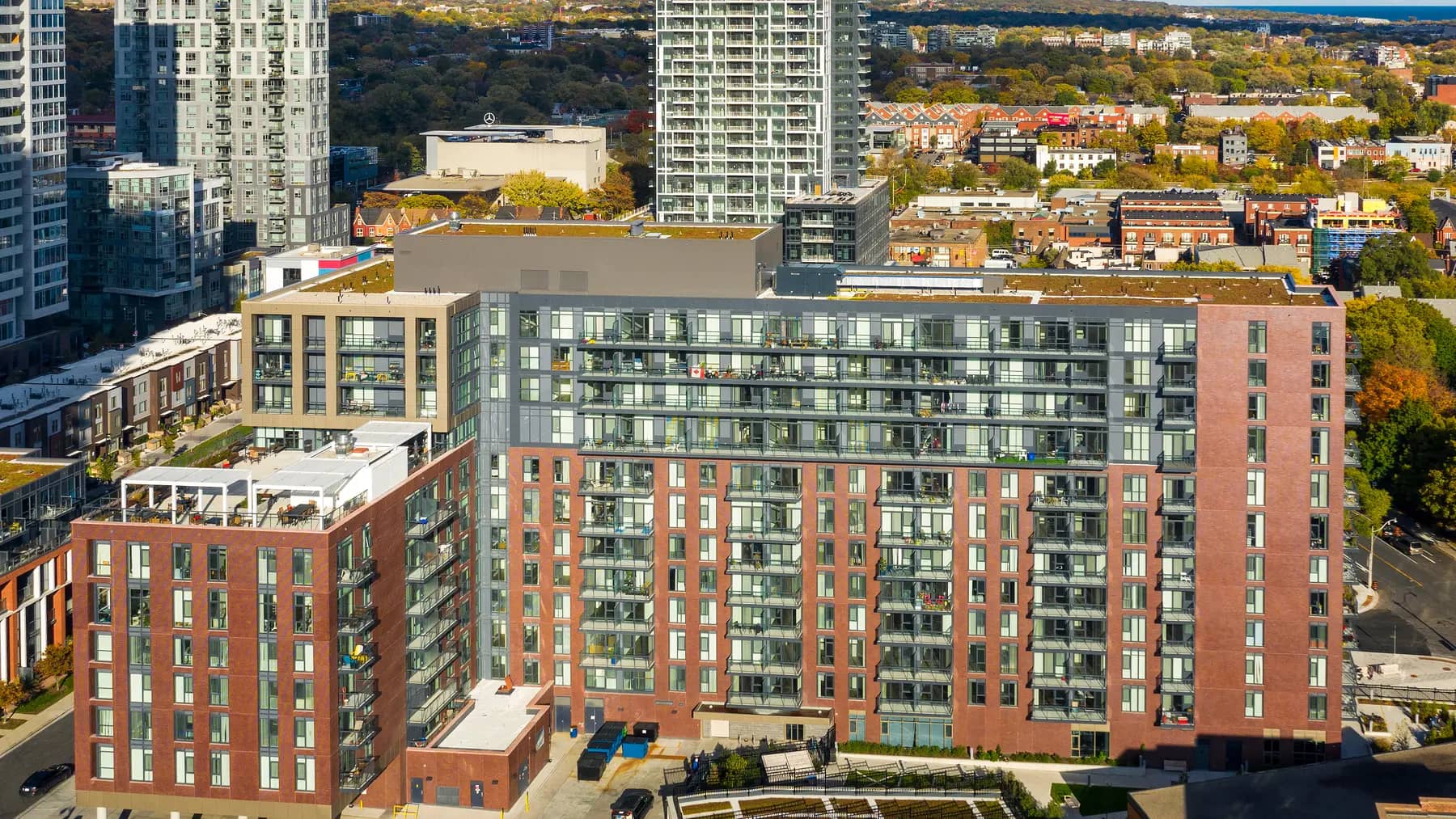 Exterior overview drone shot of The Sumach by Chartwell / Vue d'ensemble de l'extérieur par drone de The Sumach by Chartwell