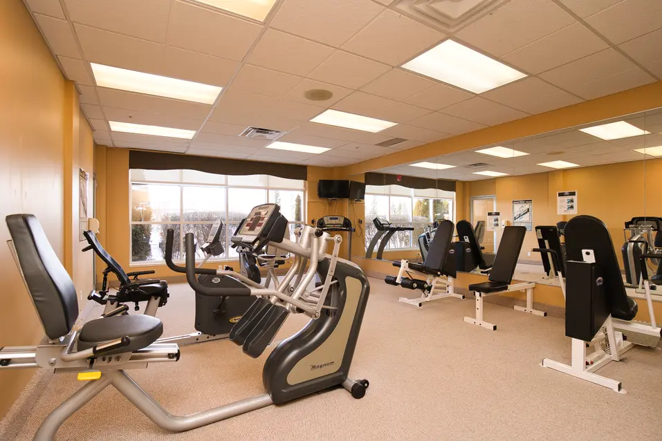 Fitness room at Chartwell Richmond Woods / Salle de fitness à Chartwell Richmond Woods