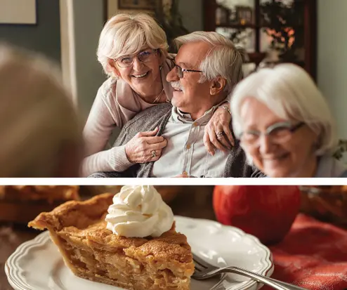 Happy senior friends having coffee and conversation at home and a pumpkin pie with whipped cream on a plate / Des amis seniors tout souriants, en train de prendre un café et de discuter chez eux, avec une part de tarte à la citrouille garnie de crème fouettée dans une assiette