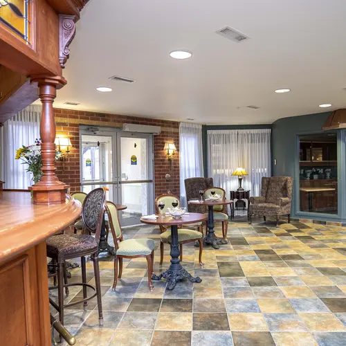 Lounge with tables and chairs at Chartwell Longworth / Salon avec tables et chaises à Chartwell Longworth