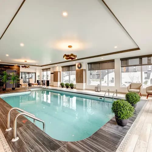 Piscine intérieure spacieuse avec vue extérieure, Chartwell Des Chutes / Spacious indoor pool with outdoor view, Chartwell Des Chutes