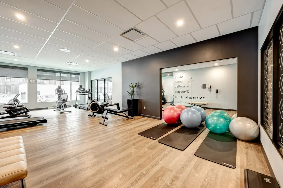 Salle d’entraînement avec tapis roulants et ballons d’exercice, Chartwell Des Chutes / Fitness room with treadmills and exercise balls, Chartwell Des Chutes