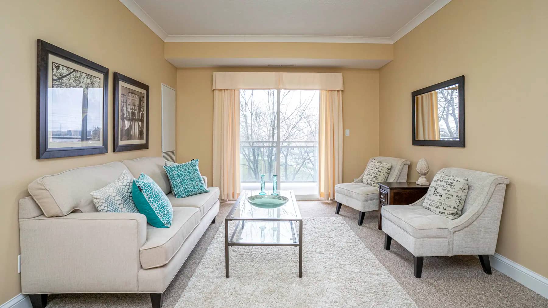 Living room with sofa and balcony view at Chartwell Westhill / Salon avec canapé et vue sur le balcon à Chartwell Westhill