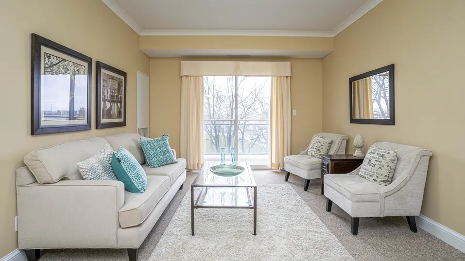 Living room with sofa and balcony view at Chartwell Westhill / Salon avec canapé et vue sur le balcon à Chartwell Westhill