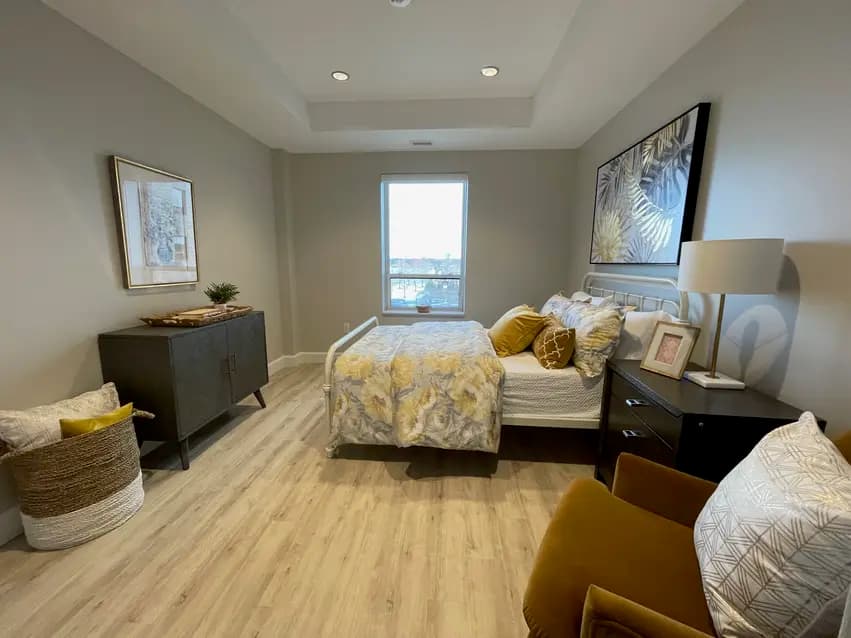 Bright bedroom with modern décor and large window at Chartwell Riverstone / Chambre lumineuse au décor moderne avec grande fenêtre à Chartwell Riverstone