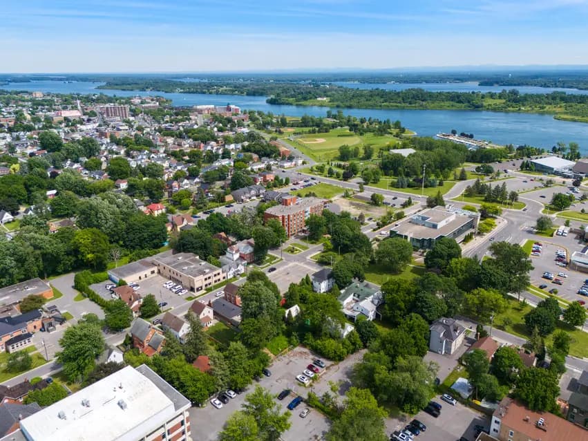 Drone shot of the neighbourhood of Chartwell Chateau Cornwall / Prise de vue par drone du quartier de Chartwell Chateau Cornwall