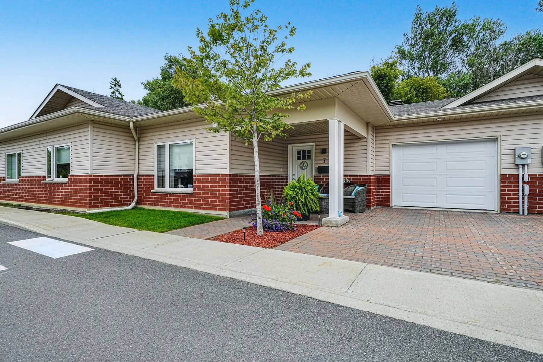Exterior view of townhouses at Chartwell Meadowbrook / Vue extérieure des maisons en rangée à Chartwell Meadowbrook