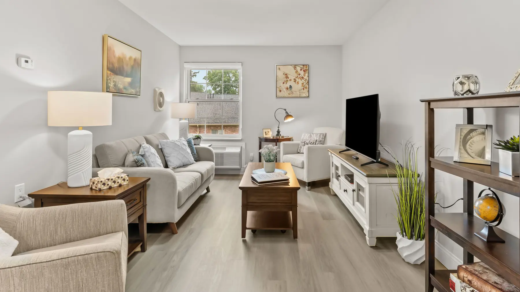 Living room area at Chartwell Riverside / Salon à Chartwell Riverside