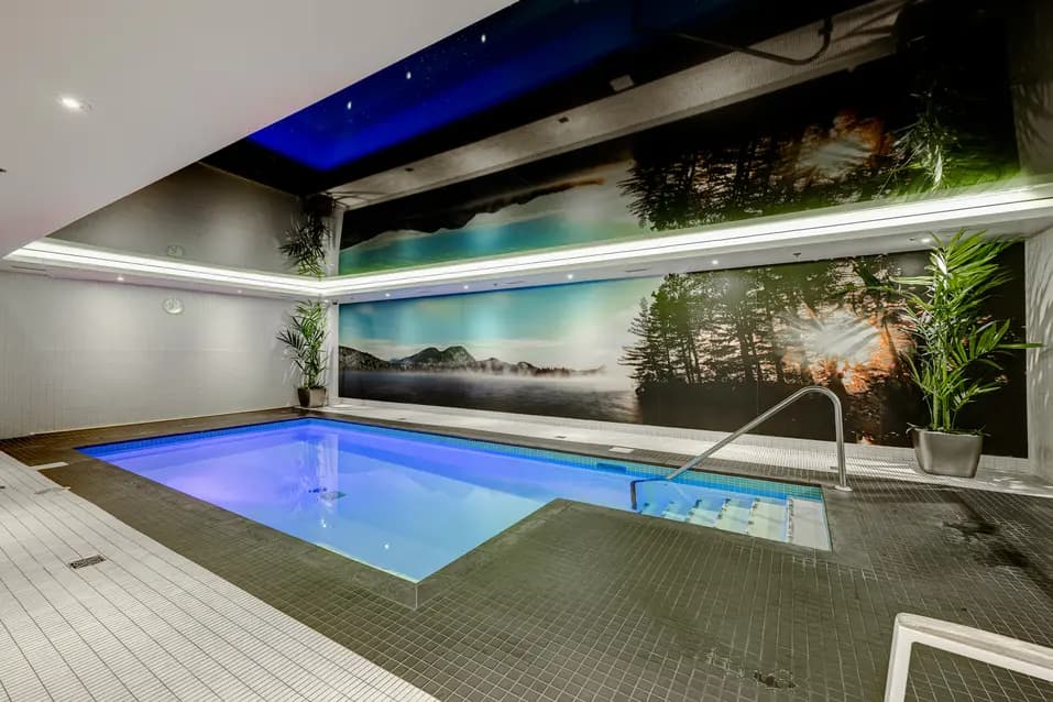 Piscine intérieure à Chartwell Rivière-du-Nord / Indoor pool at Chartwell Rivière-du-Nord