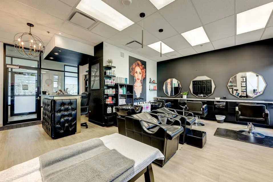 Salon de coiffure moderne avec postes de lavage à Chartwell Le Normandie / Modern hair salon with washing stations at Chartwell Le Normandie
