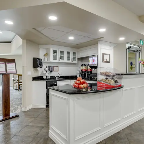 Bistro with refreshment station and café seating at Chartwell Welland / Bistro avec station de rafraîchissements et coin café à Chartwell Welland