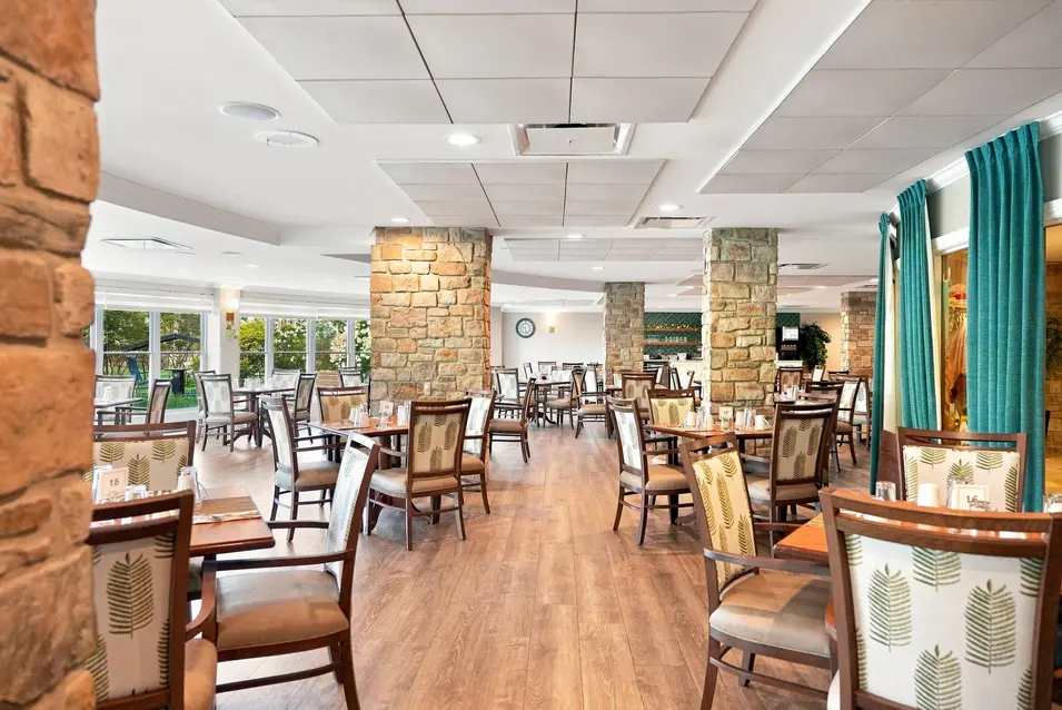 Salle à manger lumineuse avec nombreuses places assises et aire de repas conviviale au Chartwell Seigneuries du Carrefour. / Bright dining room with ample seating and welcoming dining space at Chartwell Seigneuries du Carrefour.