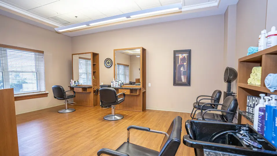 On‑site hair salon with styling stations at Chartwell Westhill / Salon de coiffure sur place avec postes de stylisme à Chartwell Westhill