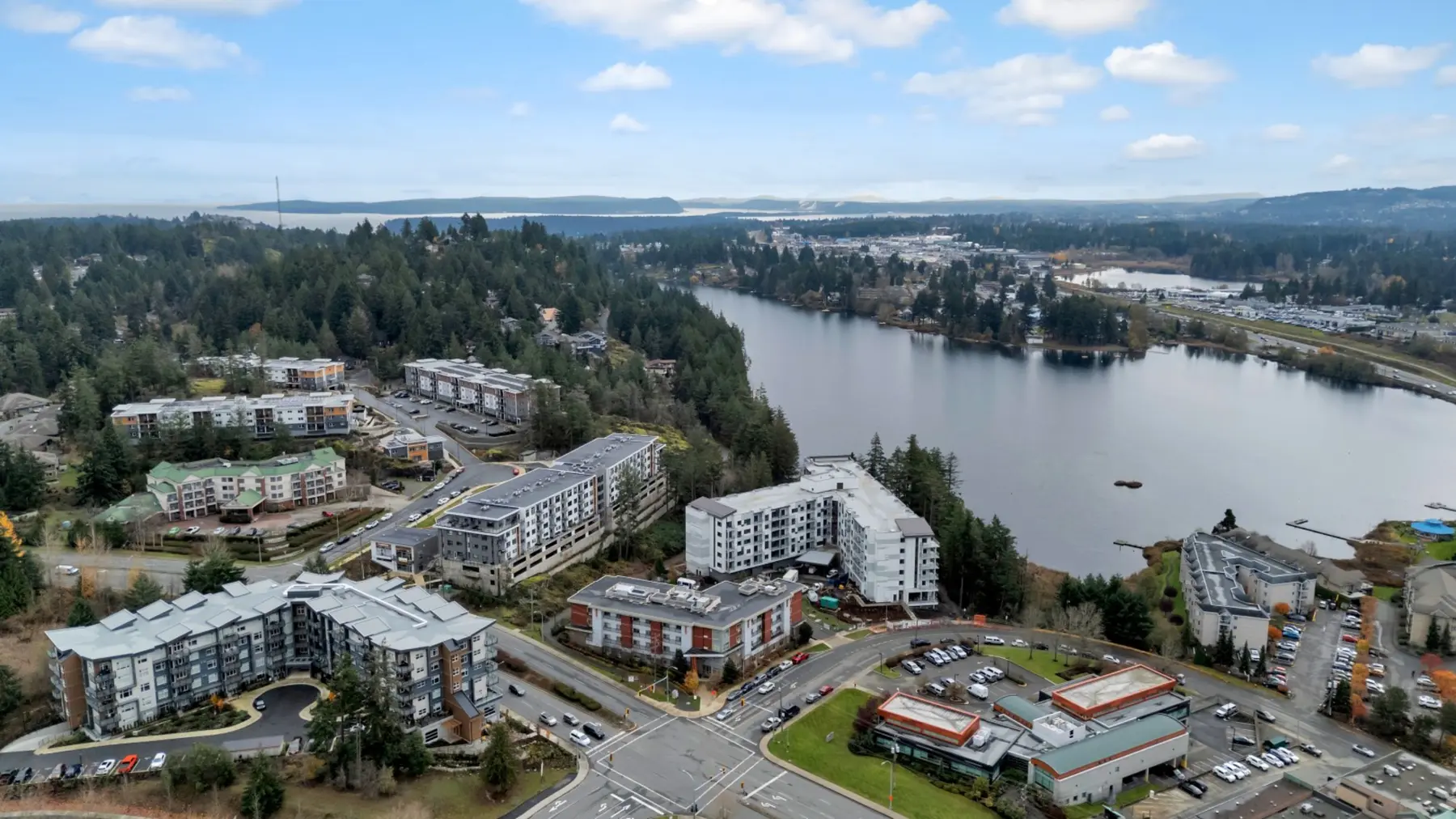 Aerial view of Edgewater by Chartwell near waterfront and greenery / Vue aérienne d’Edgewater par Chartwell près du bord de l’eau et des espaces verts