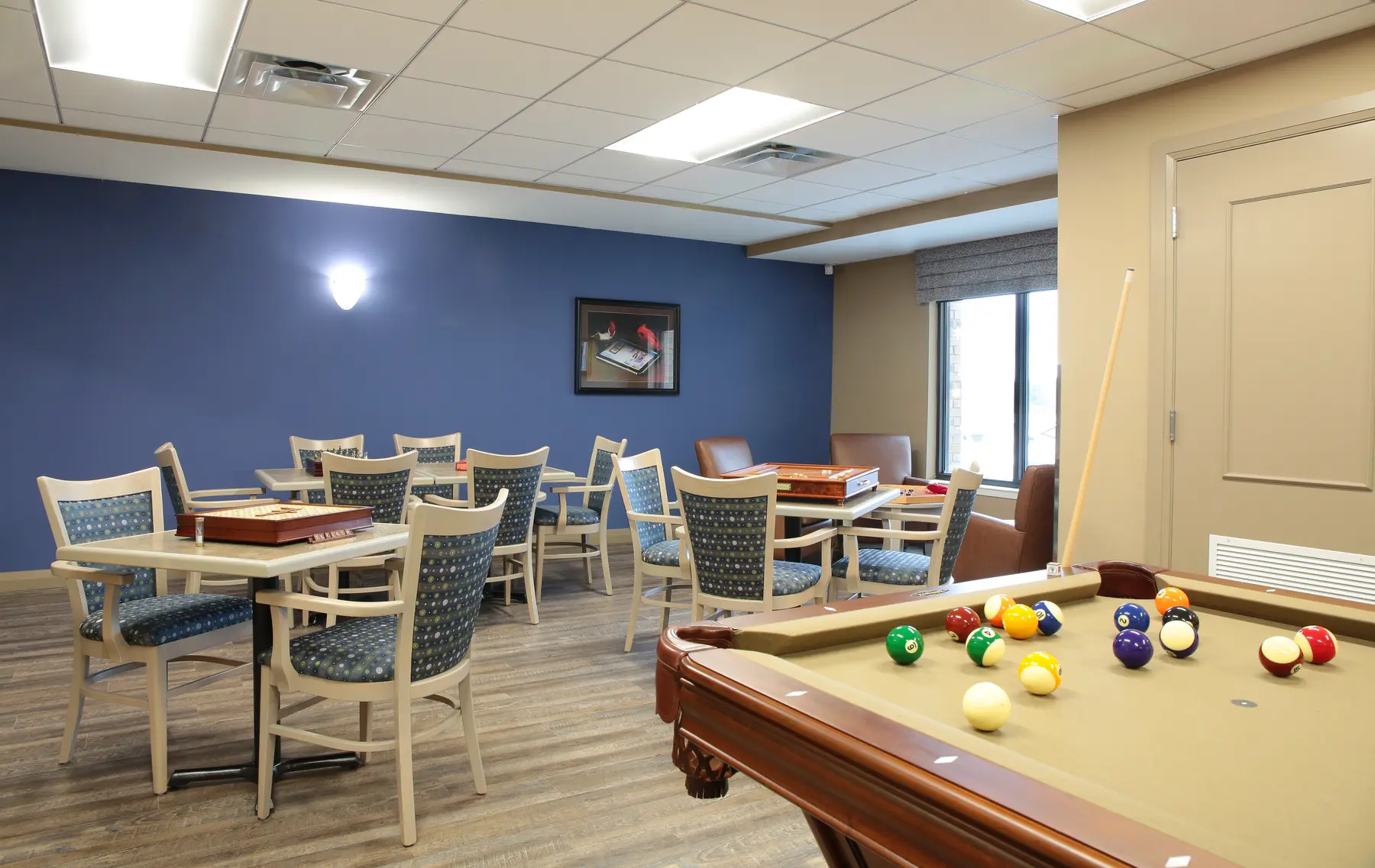 Activity room with billiards table and games at Chartwell Dorchester Terrace / Salle d'activités avec table de billard et jeux à Chartwell Dorchester Terrace