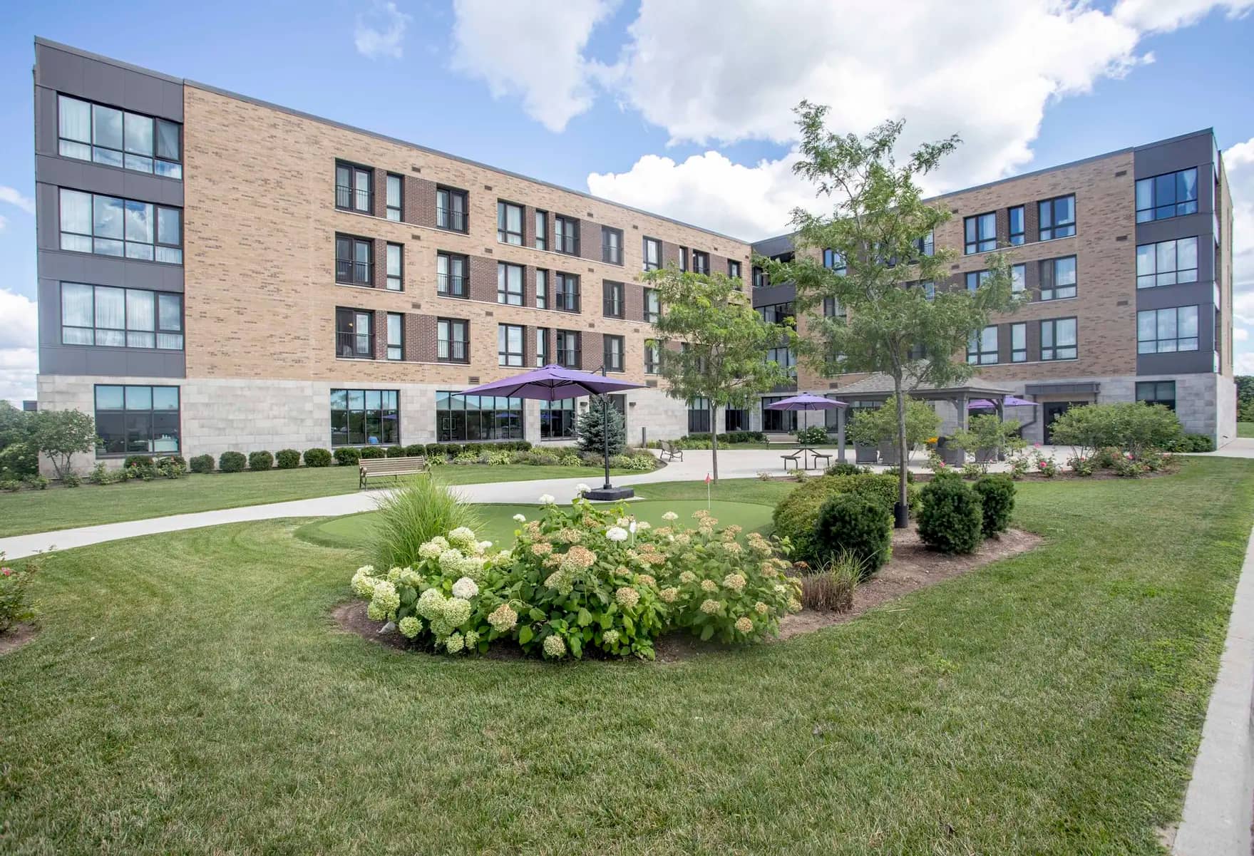 Modern exterior and landscaped courtyard at Chartwell Dorchester Terrace / Extérieur moderne et cour paysagée à Chartwell Dorchester Terrace