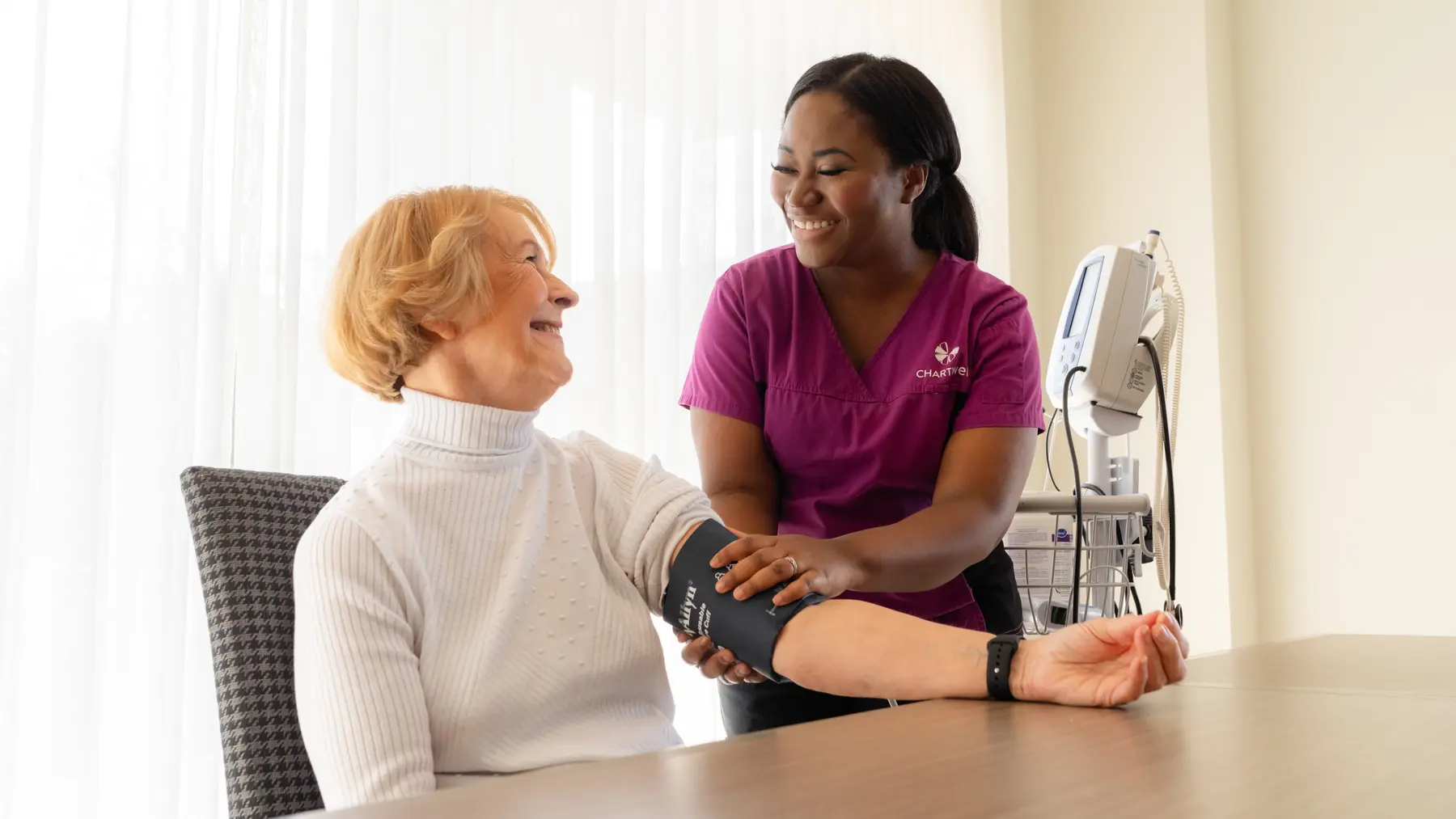Care nurse measuring blood pressure of the Chartwell senior resident / Infirmière de soins mesurant la tension artérielle d'une résidente de Chartwell