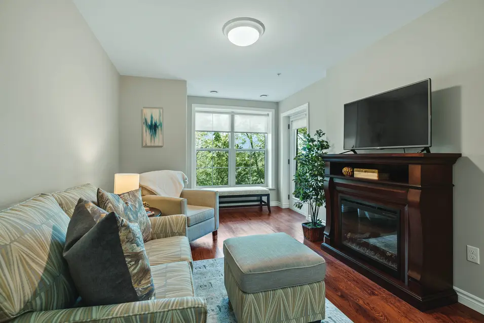 Living room at Chartwell Bankside senior apartment / Salon de l'appartement pour personnes âgées Chartwell Bankside