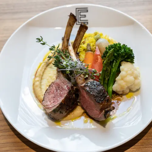 Lamb chop dish from a dinner at Chartwell The Edward / Plat d'agneau servi lors d'un dîner à Chartwell L'Edward