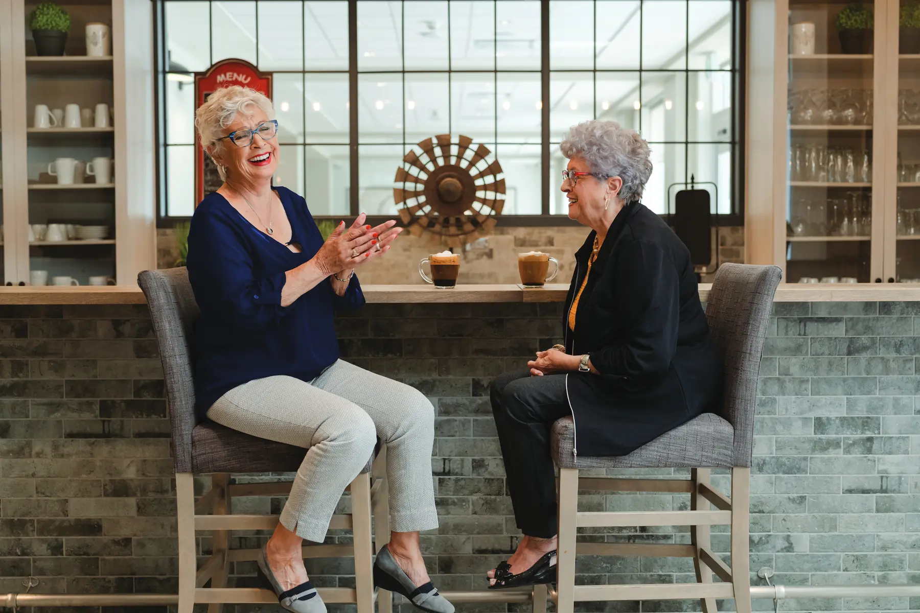 Senior women are happily chatting while having some coffee / Des femmes âgées discutent joyeusement autour d'un café