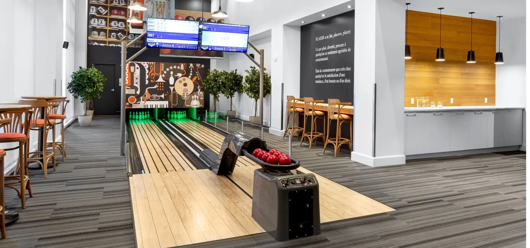 Salle de quilles intérieure chez Chartwell Rosemont le Quatiers / Indoor bowling lane at Chartwell Rosemont le Quatiers