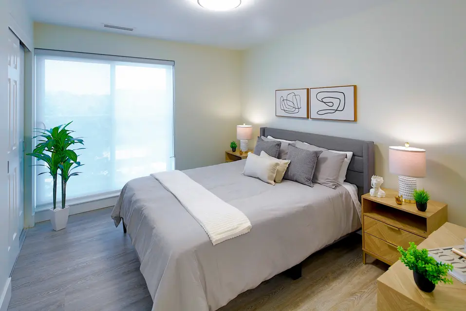 Alternative view of model suite of bedroom at Chartwell Greenway