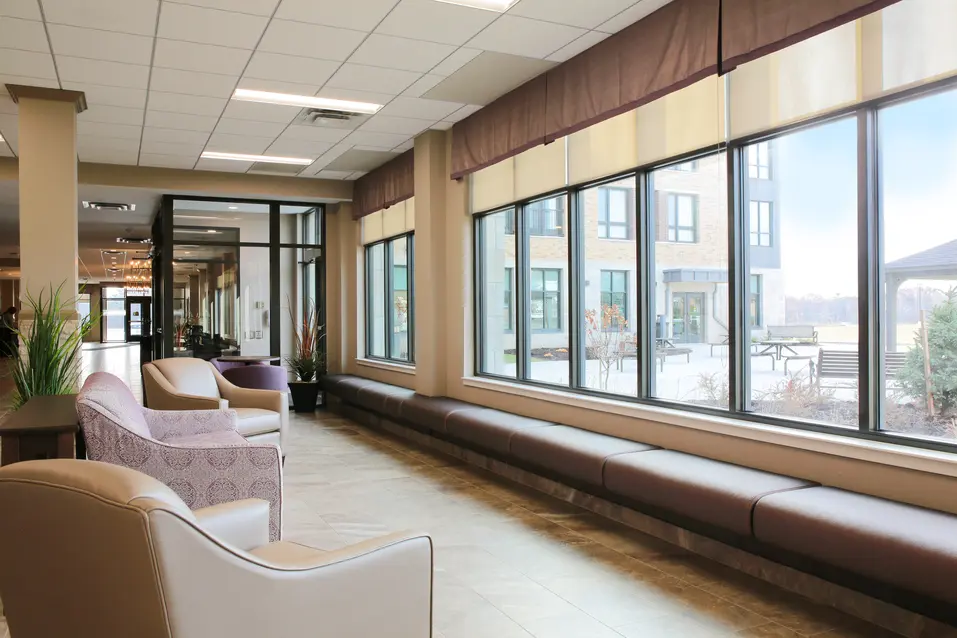Comfortable lounge seating with large windows at Chartwell Dorchester Terrace / Salon confortable avec de grandes fenêtres à Chartwell Dorchester Terrace