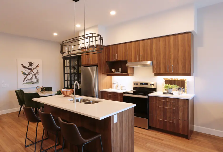 Contemporary kitchen with wood cabinetry and large island at Chartwell Riverstone APT / Cuisine contemporaine avec armoires en bois et grand îlot à Chartwell Riverstone APT