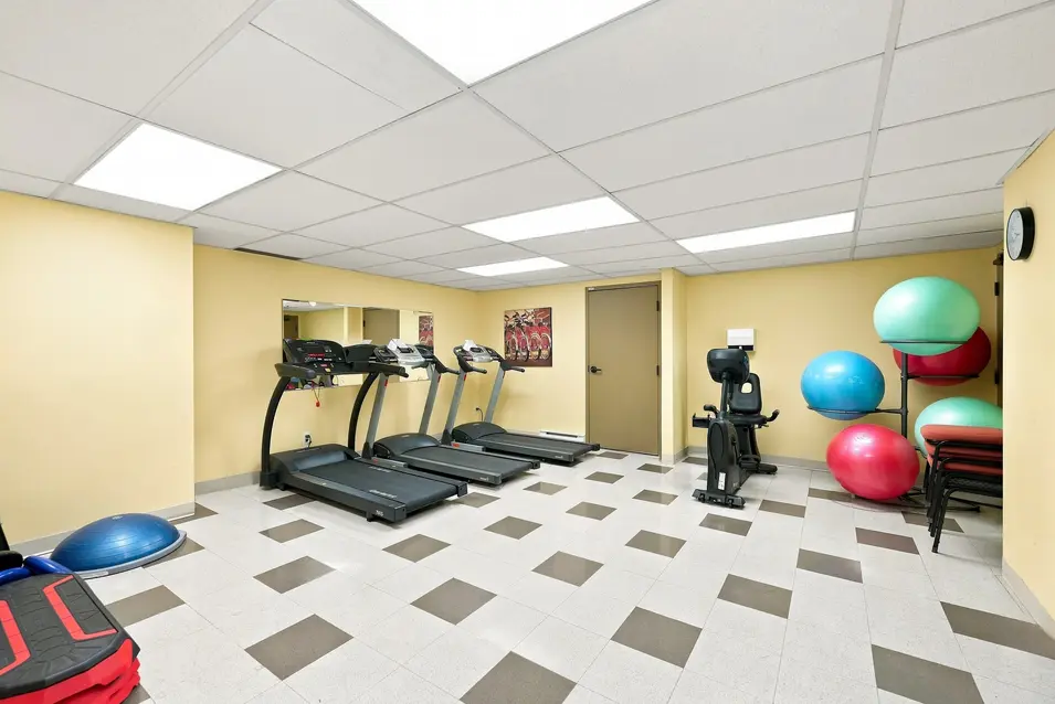 Salle d'entraînement avec appareils de conditionnement physique au Chartwell Seigneuries du Carrefour. / Fitness centre with exercise equipment at Chartwell Seigneuries du Carrefour.