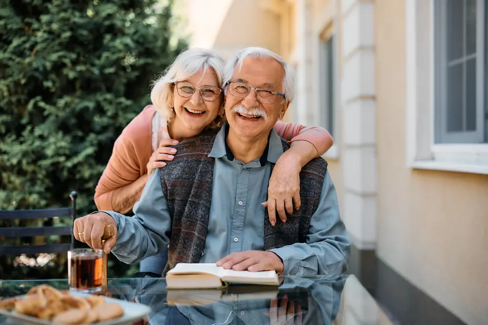 Happy senior couple spending their together outside / Un couple de seniors heureux passant du temps ensemble à l'extérieur