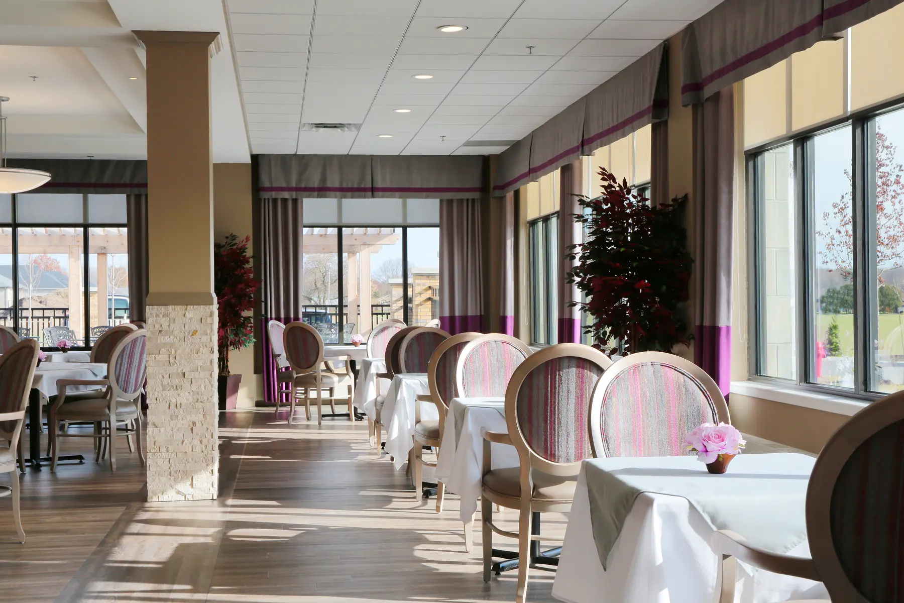 Bright dining room with window views at Chartwell Dorchester Terrace / Salle à manger lumineuse avec vue sur l'extérieur à Chartwell Dorchester Terrace