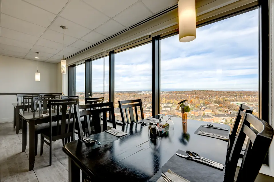 Salle à manger avec vue panoramique à Chartwell Des Rivières / Dining room with panoramic view at Chartwell Des Rivières