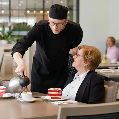 Chartwell server serving coffee to the senior resident / Serveur Chartwell servant du café au résident senior