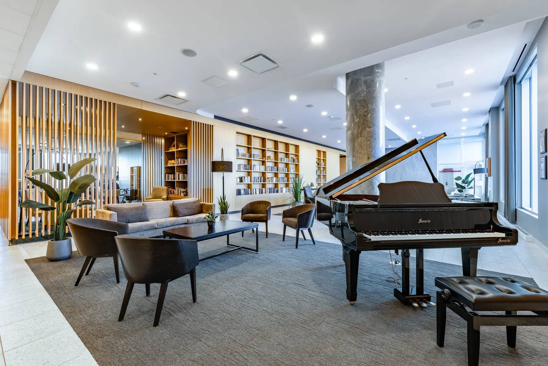 Salon avec piano à queue à Chartwell Azalis / Lounge with a grand piano at Chartwell Azalis