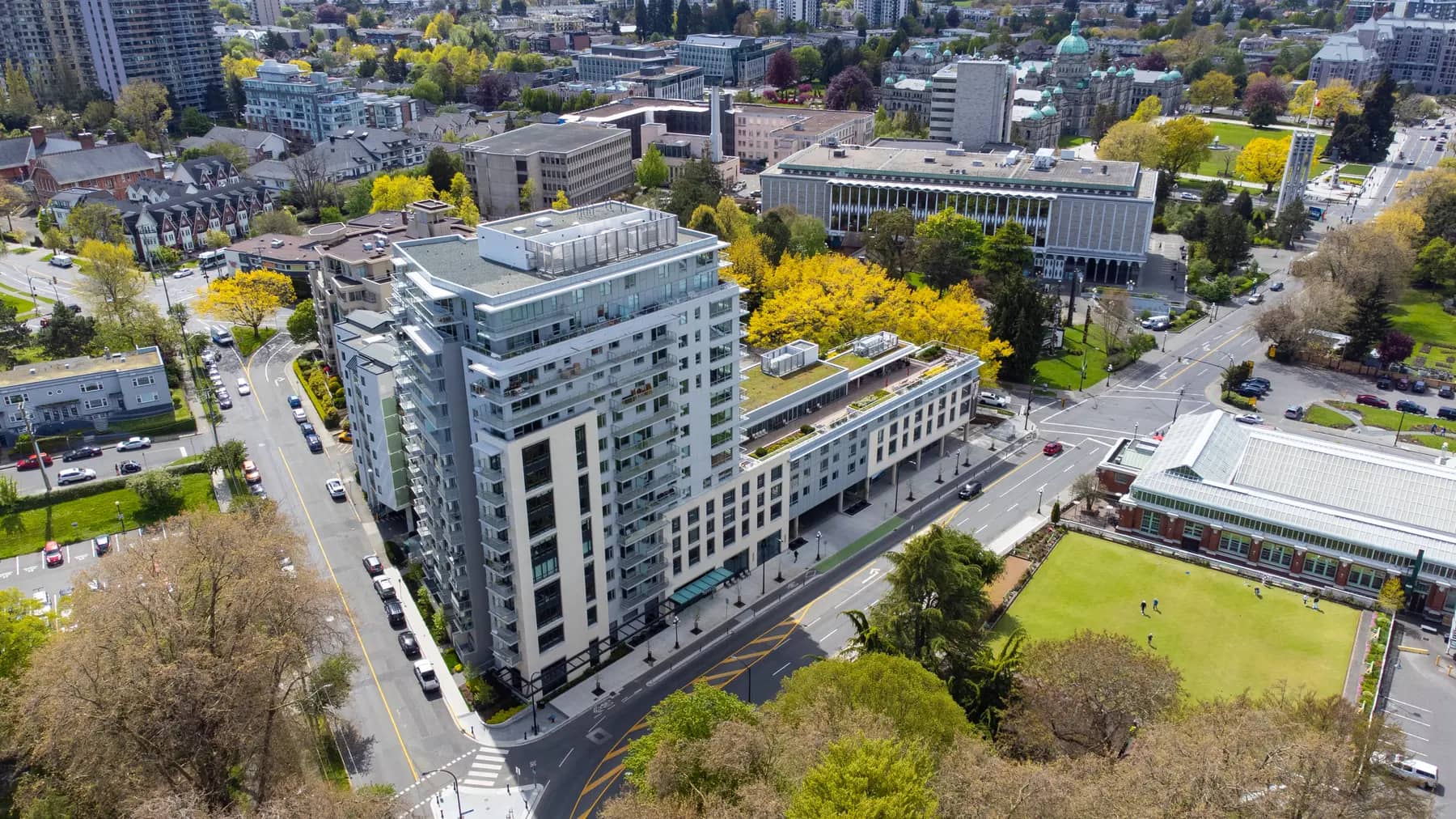 Drone shot of Chartwell Victoria Harbour's building exterior / Prise de vue par drone de l'extérieur du bâtiment de Chartwell Victoria Harbour