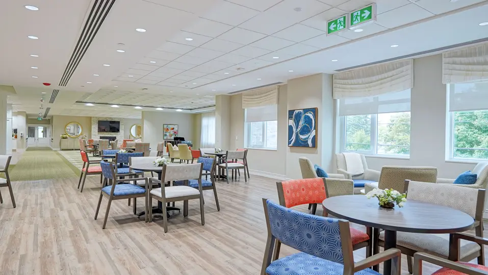 Common area with table and chairs at Chartwell Highland Park