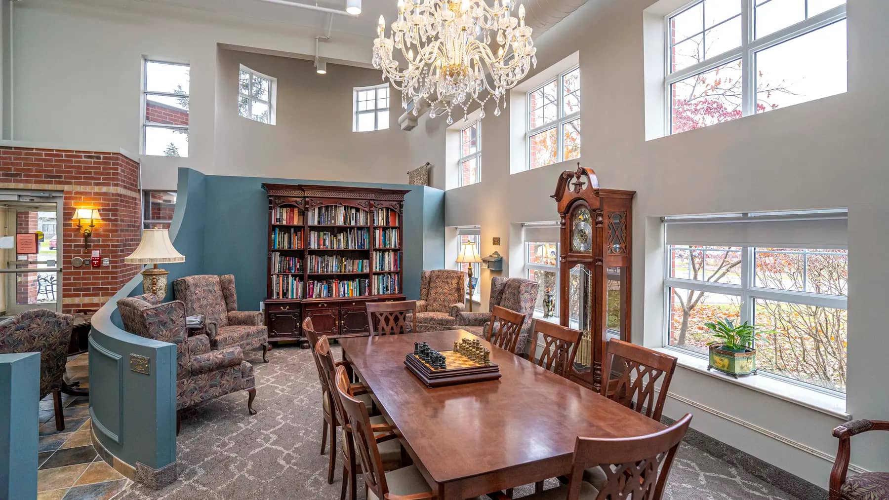 Lounge with bookshelves and sitting areas at Chartwell Longworth / Salon avec bibliothèques et coins salon à Chartwell Longworth