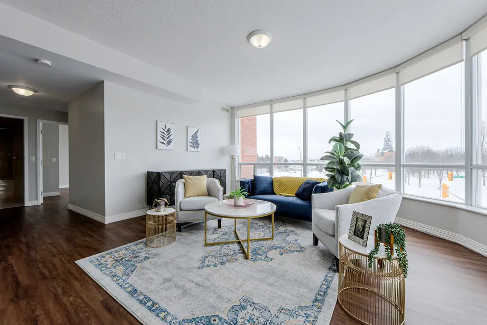 Living room with wide round windows at Chartwell Pickering City Centre / Salle de séjour avec de larges fenêtres rondes chez Chartwell Pickering City Centre