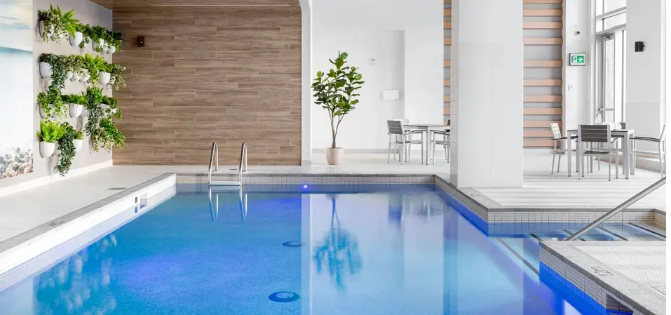 Piscine intérieure à Chartwell Rosemont le Quatiers / Indoor pool at Chartwell Rosemont le Quatiers
