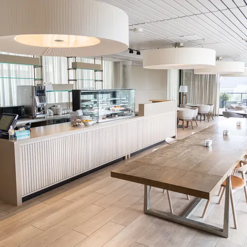 Bistro with sitting areas at Chartwell The Edward / Bistro avec coin salon à Chartwell The Edward