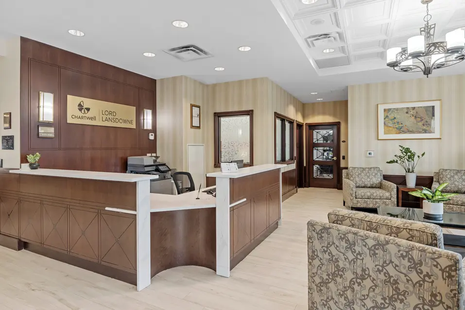 Lobby area at Chartwell Lord Lansdowne's memory care floor / Hall d'entrée de l'étage des soins de mémoire de Chartwell Lord Lansdowne