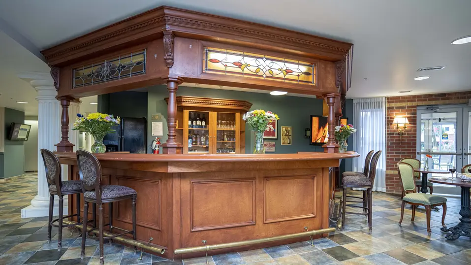 Lounge with bar table at Chartwell Longworth / Salon avec table de bar à Chartwell Longworth