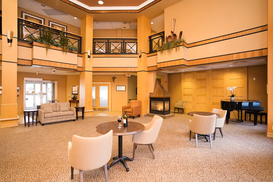 Lounge with grand piano and fireplace at Chartwell Richmond Woods / Salon avec piano à queue et cheminée à Chartwell Richmond Woods