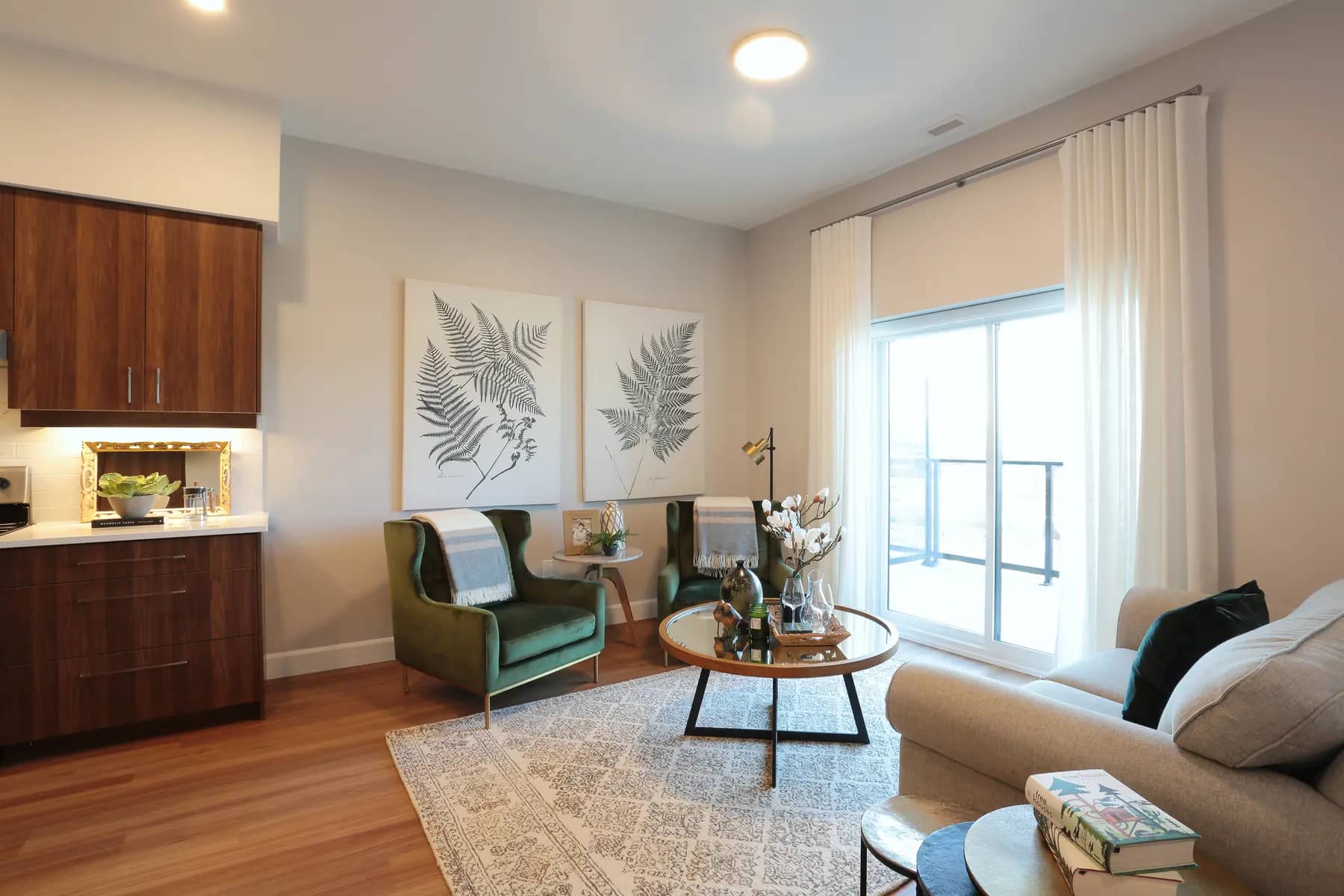 Cozy living room with large window and contemporary décor at Chartwell Riverstone / Salon chaleureux avec grande fenêtre et décor contemporain à Chartwell Riverstone