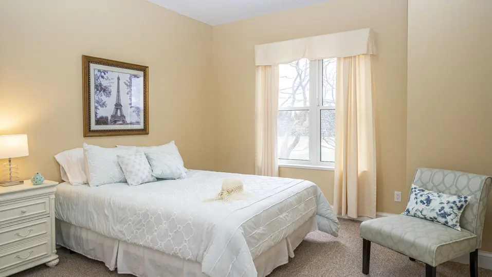 Bright bedroom with large window and soft décor at Chartwell Westhill / Chambre lumineuse avec grande fenêtre et décoration douce à Chartwell Westhill