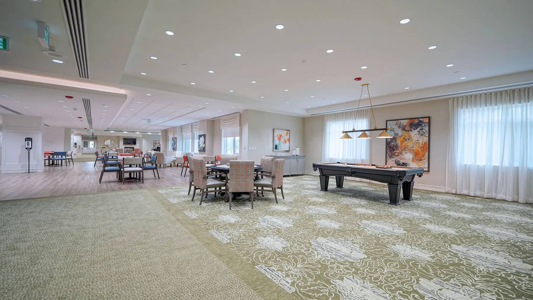 Common area with table and chairs at Chartwell Highland Park