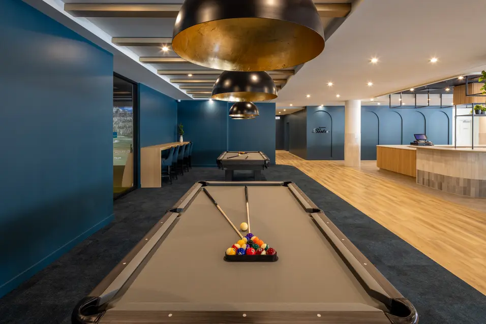 Billard avec deux tables de billard chez Chartwell Le Florilège / Billiard with two pool tables at Chartwell Le Florilège