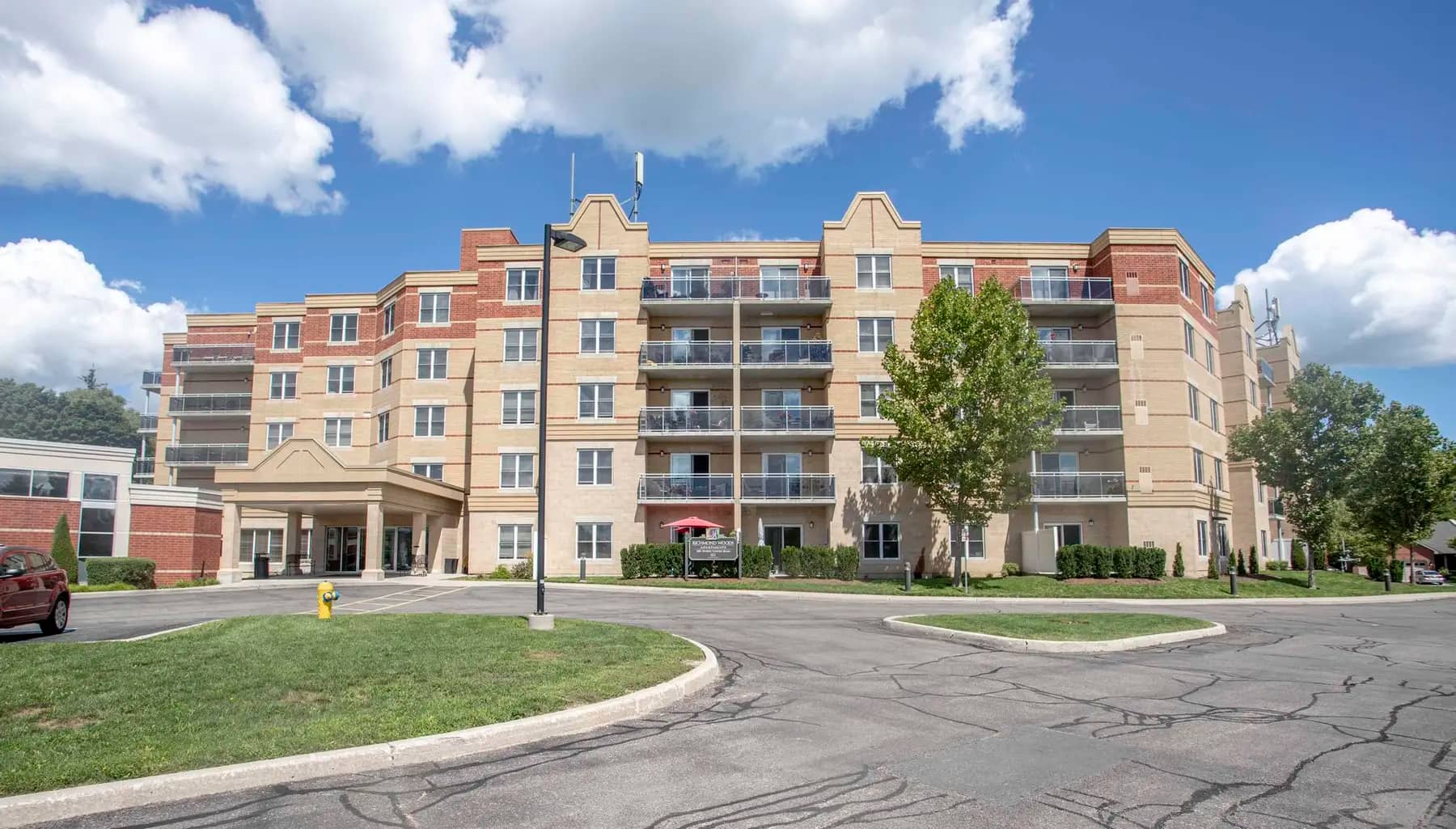 Exterior of senior apartment building at Chartwell Richmond Woods / Extérieur d'un immeuble d'appartements pour personnes âgées à Chartwell Richmond Woods