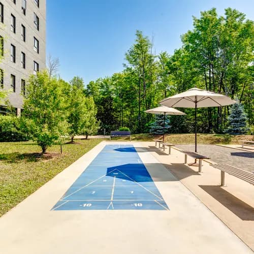 Jeu de palets à Chartwell Des Milles-Îles / Shuffle board at Chartwell Des Milles-Îles