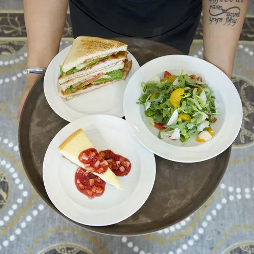 Plate of fresh foods: sandwich, salad and cheesecake / Assiette de produits frais : sandwich, salade et cheesecake
